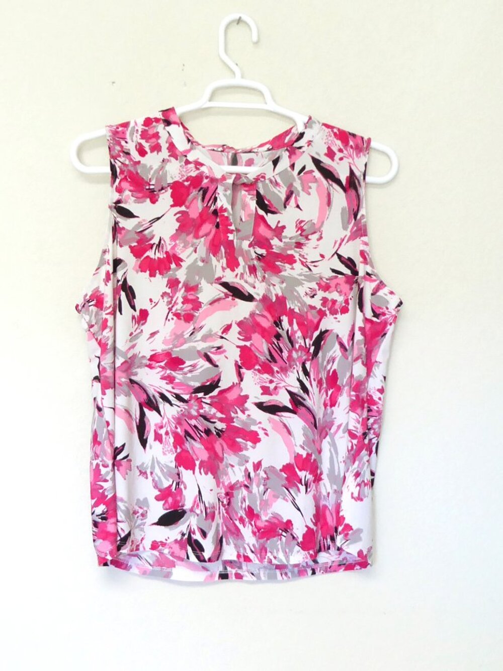 Kasper pink white gray black abstract floral knot keyhole sleeveless top 1X